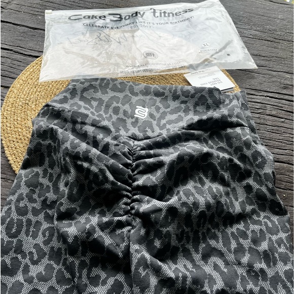 NWT Cake Body Leopard Print Seamless Scrunch Booty Leggings - Picture 8 of 8